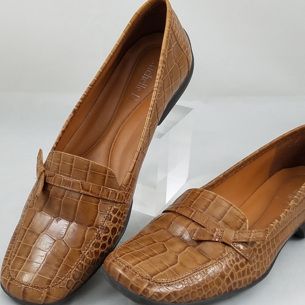 Michelle D women's loafers. Size 8.5 M Tan Brown